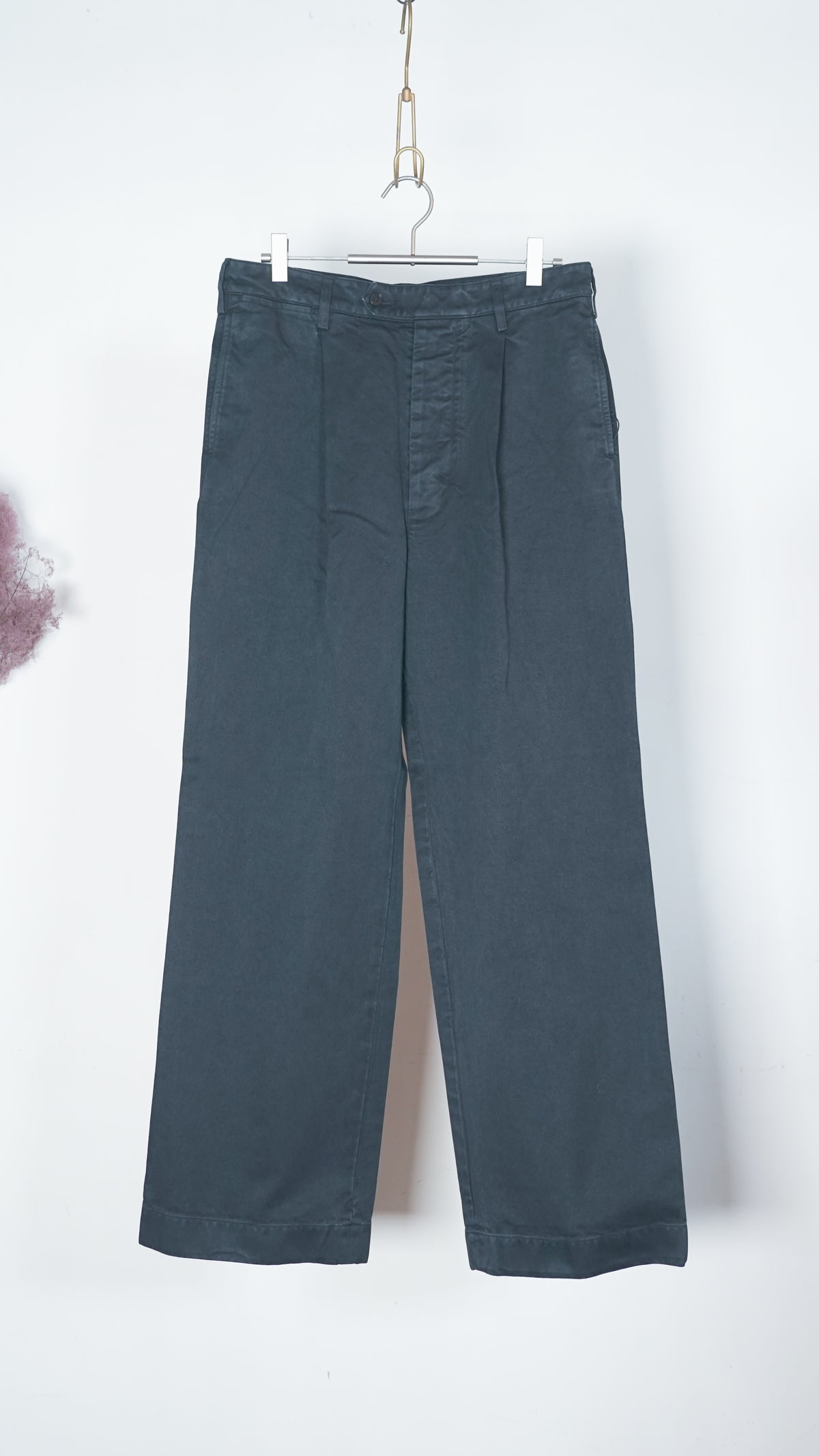 Auralee Men Product Dyed Finx Chino One-Tuck Pants Black – OKURA