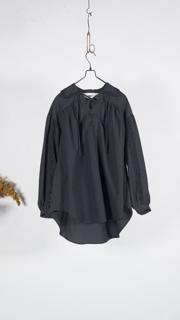 Shinzone Lace-Up Blouse Black - OKURA