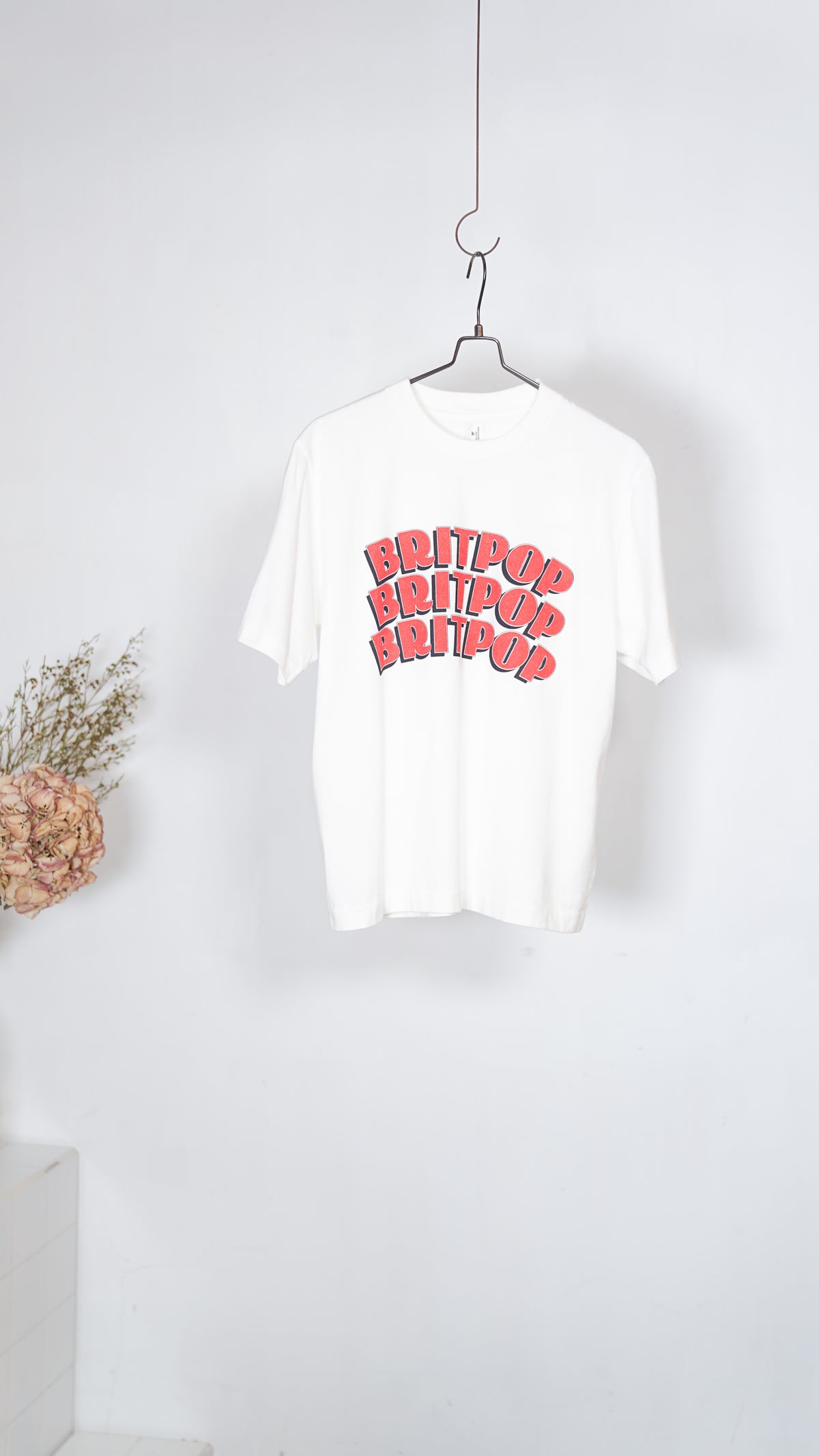【2025年】エレガントファッションを上品に着 Blurhms Britpop Print Tee Standard White X Red-Pt – OKURA トップス